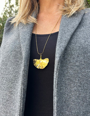 Chaine mi-longue, avec feuille de Ginkgo dorée en pendentif